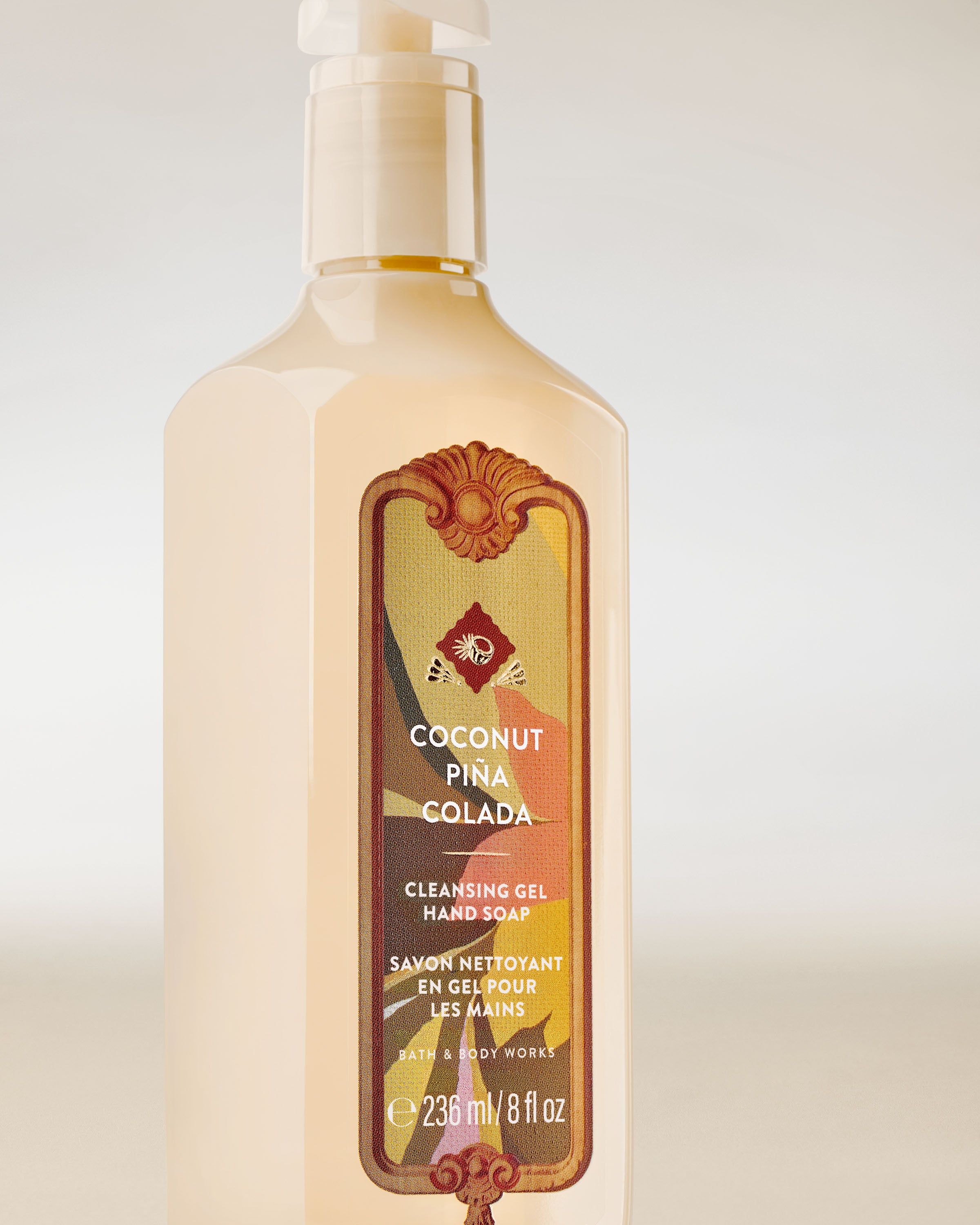 Gel na ruce Coconut Piña Colada Bath & Body Works s tropickým designem a pumpičkou.