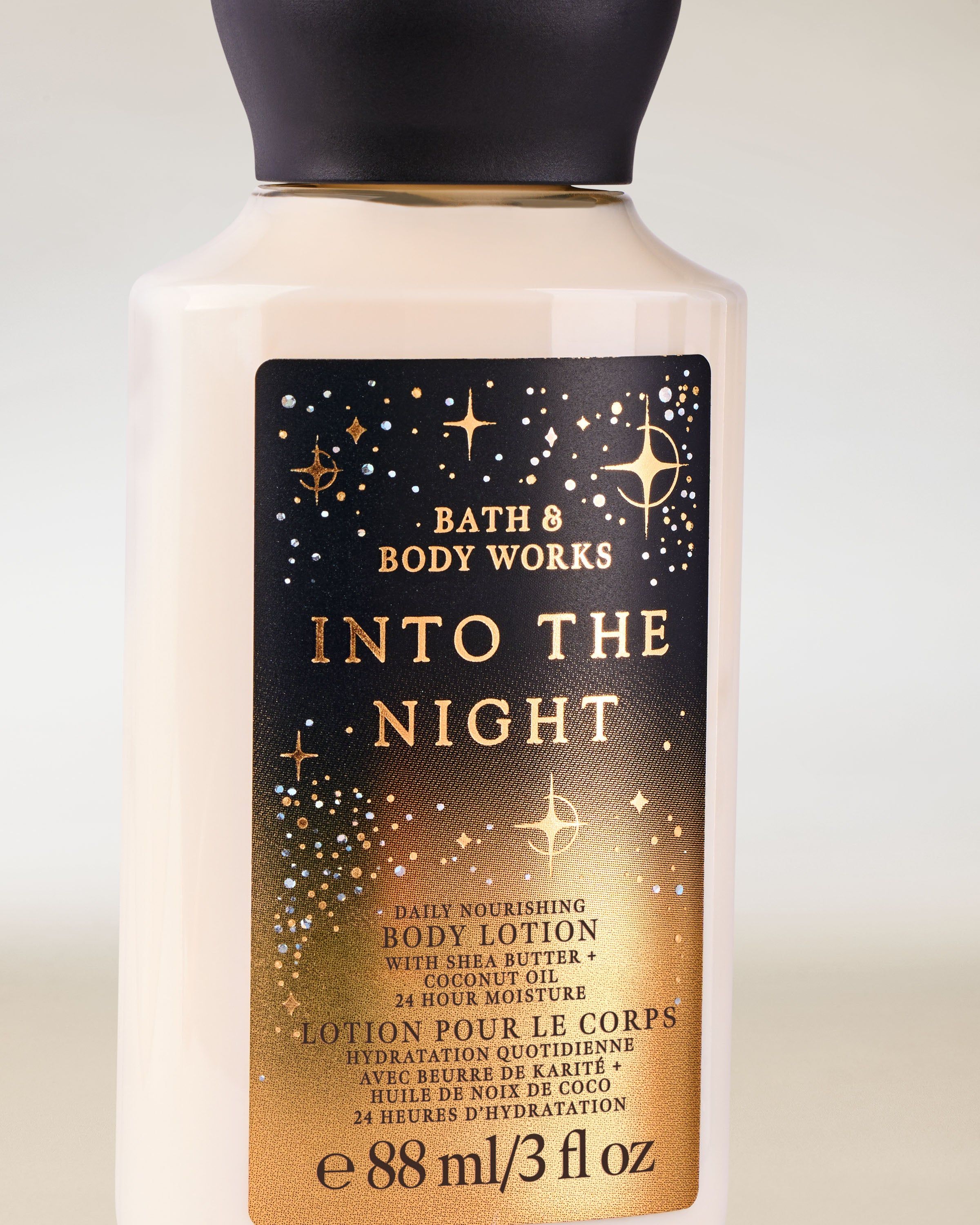 Tělové mléko Bath & Body Works Into the Night v mini lahvi 88 ml s hvězdnou etiketou.