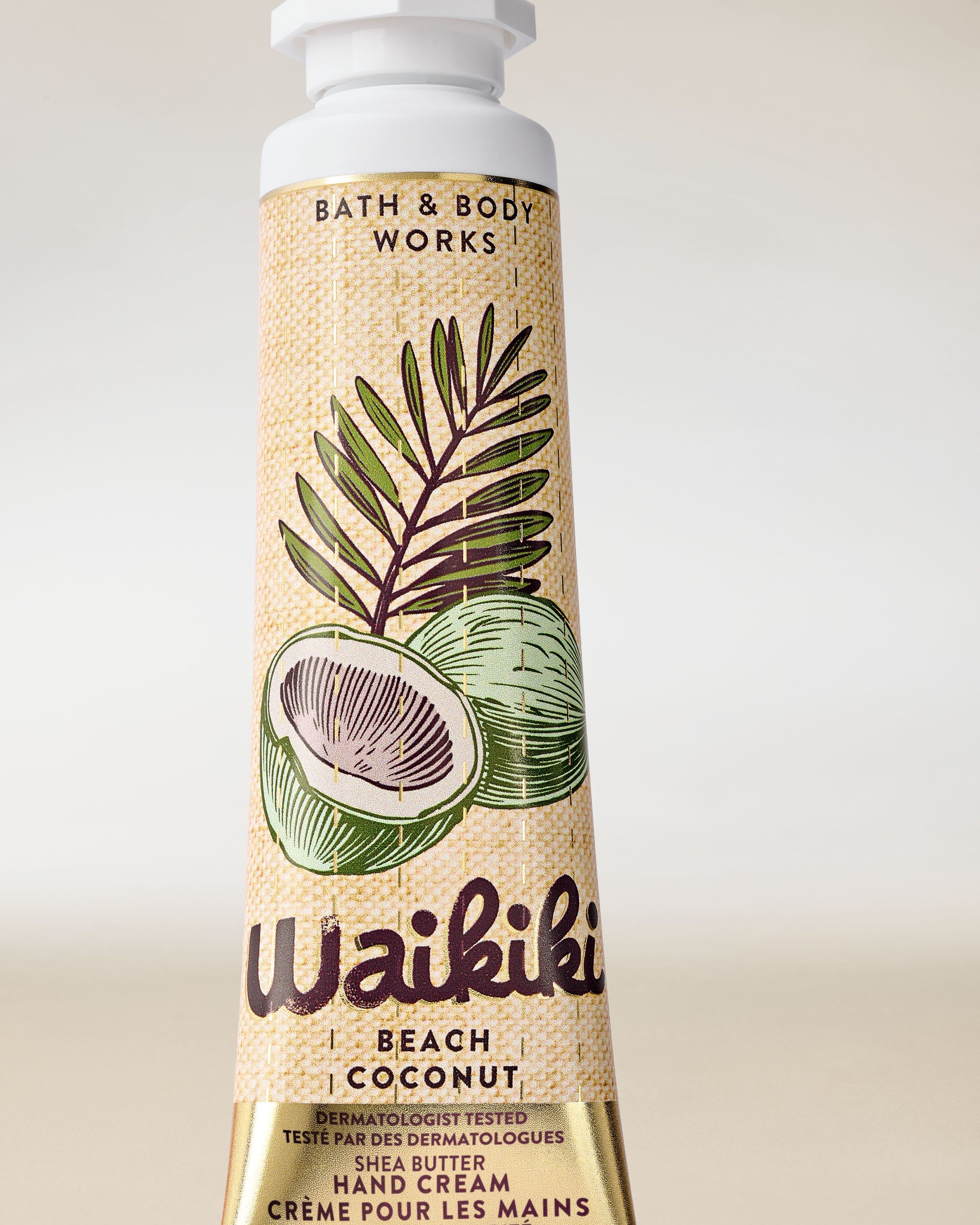 Krém na ruce Waikiki Beach Coconut ve žluté tubě s kokosovou ilustrací a tropickým motivem.