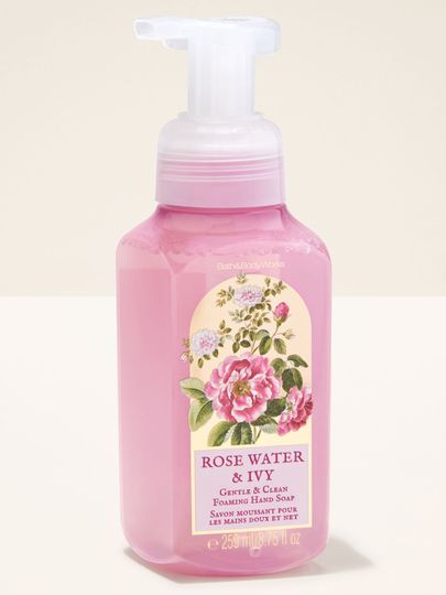 Rose Water & Ivy – pěna na mytí rukou Bath & Body Works z květinové kolekce v růžovém obalu