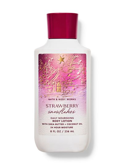 Biały balsam do ciała z różowym motywem zimowego krajobrazu i napisem "Strawberry Snowflakes", Bath & Body Works.