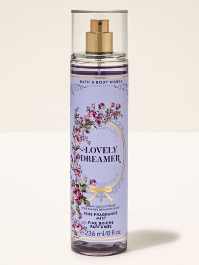 Vonná mlha Lovely Dreamer od Bath & Body Works ve světle fialové lahvičce s rozprašovačem a květinovou etiketou.
