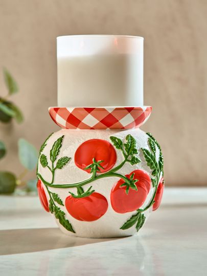 Dekorativní podstavec na tříknotovou svíčku Bath & Body Works s motivem rajčat a červeno‑bílým vzorem.