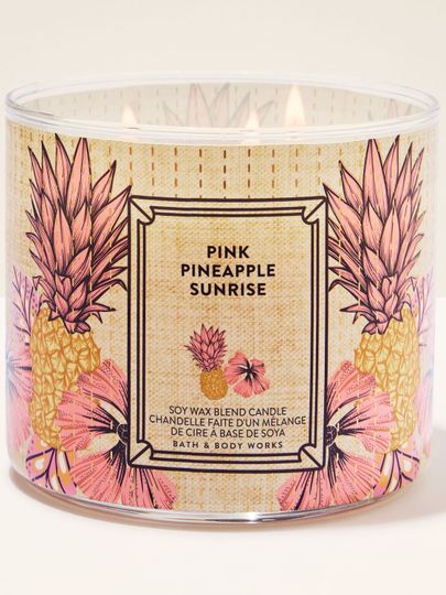 Tříknotová svíčka Bath & Body Works Pink Pineapple Sunrise s tropickou ananasovou etiketou.