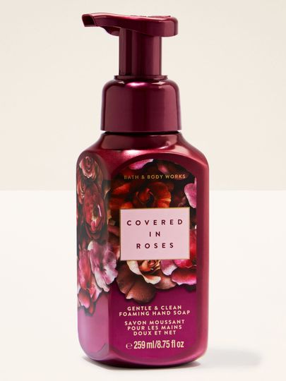 Růžová pěnová mýdla „Covered in Roses” v lahvi s květinovým motivem růží.