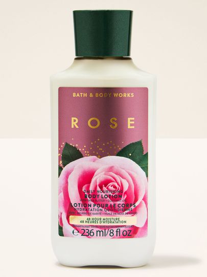 Bath & Body Works Rose – tělové mléko v krémové lahvi se zeleným víčkem.