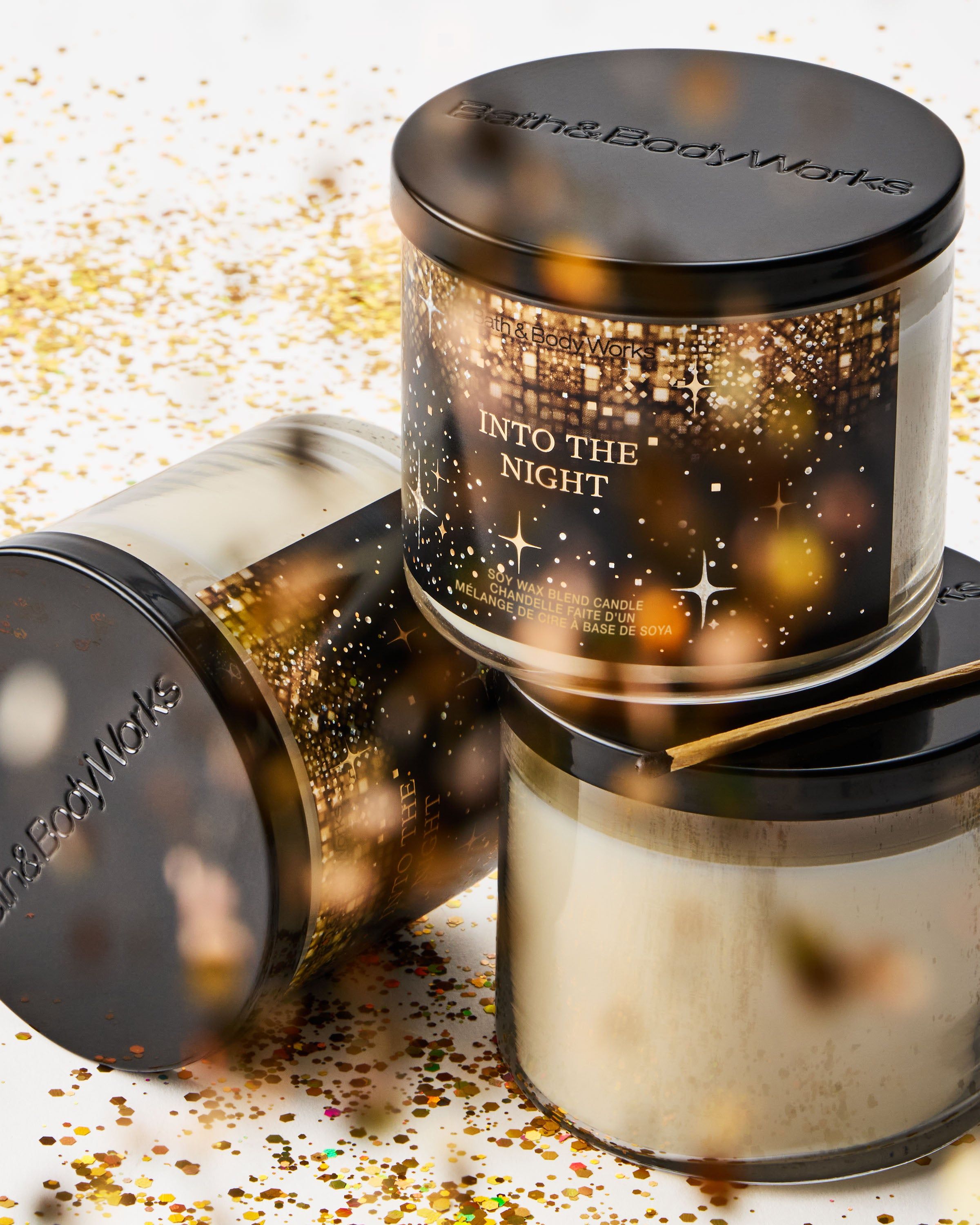 Vonná svíčka Into the Night Bath & Body Works ve skleněné dóze s tmavou etiketou