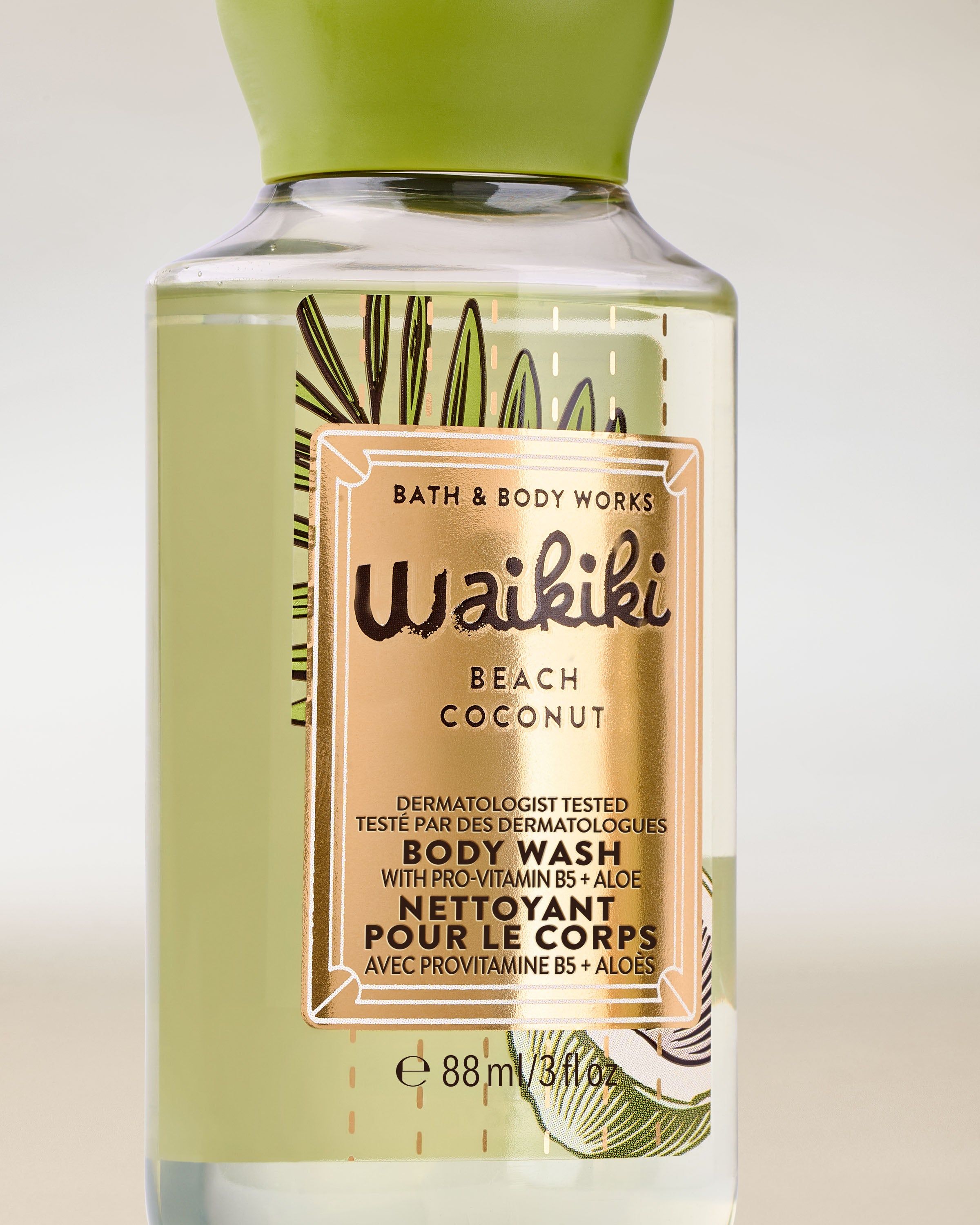 Mini sprchový gel Waikiki Beach Coconut v zelené lahvi s tropickou etiketou a zeleným víčkem.