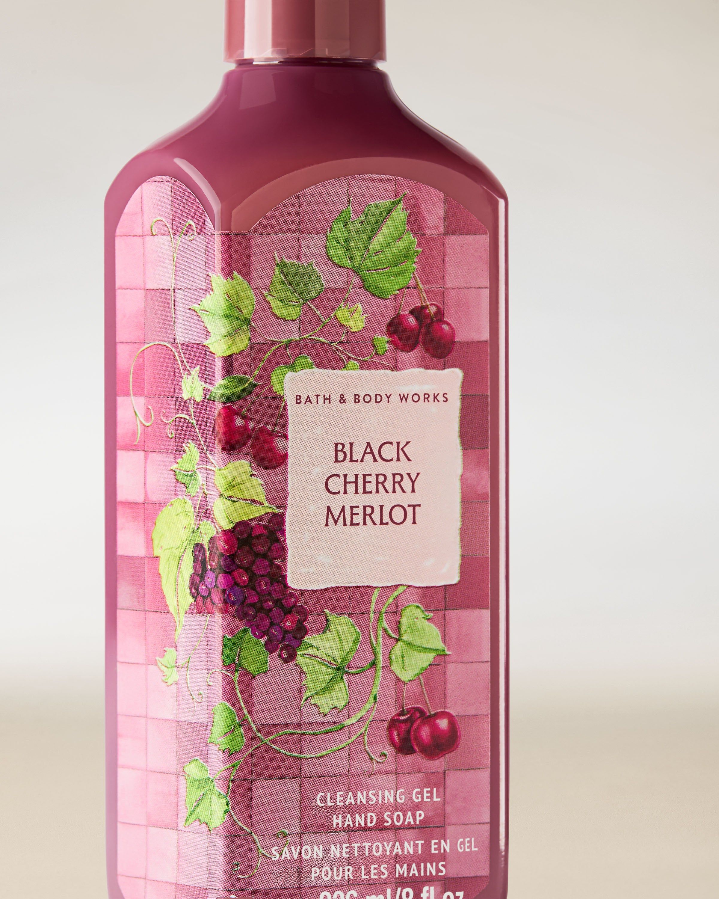 Gel na mytí rukou Bath & Body Works Black Cherry Merlot 236 ml v růžovo‑bordové lahvi s motivem třešní.