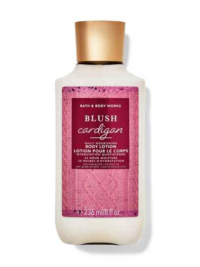 Růžové tělové mléko "Blush Cardigan" se štítkem s motivem pleteného svetru. Bath & Body Works.