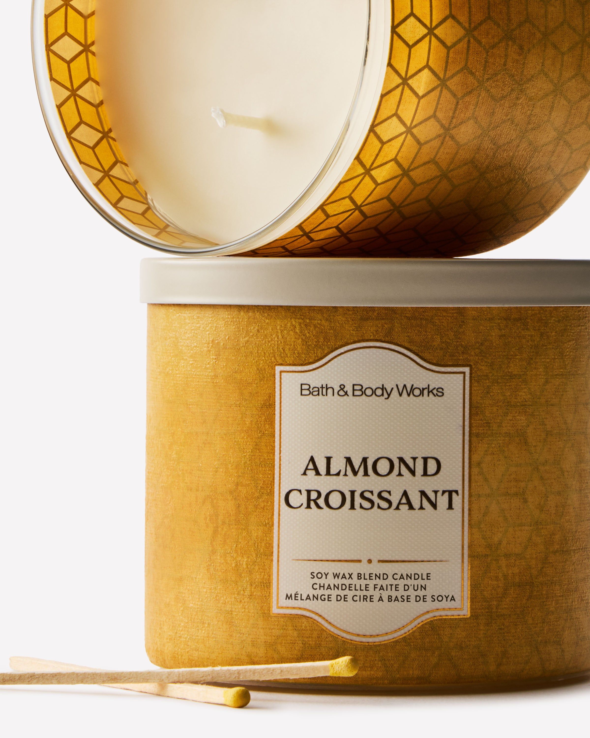 Vonná svíčka Bath & Body Works Almond Croissant ve skleněné nádobě s bílým víčkem