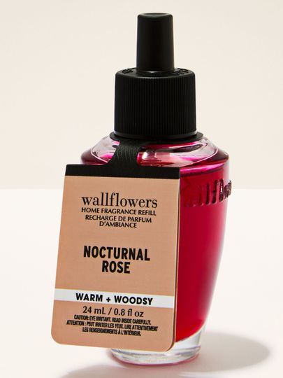 Bath & Body Works Wallflowers Nocturnal Rose – náplň 24 ml s teplou, dřevitě‑růžovou vůní v sytě červené lahvi.