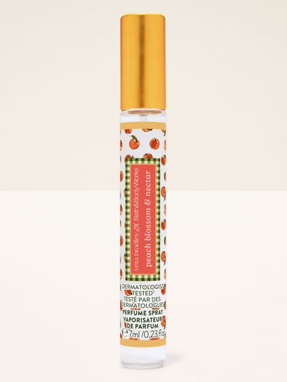 Bath & Body Works Peach Blossom & Nectar – mini parfém ve spreji v úzkém flakonu s broskvovým motivem.