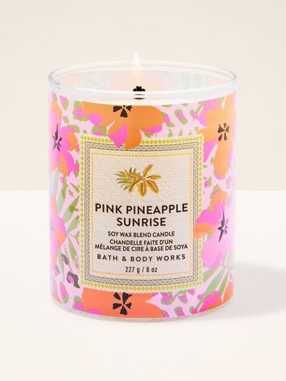 Svíčka Pink Pineapple Sunrise s barevnou tropickou etiketou s hibiskusy a ananasem – svěží letní styl.