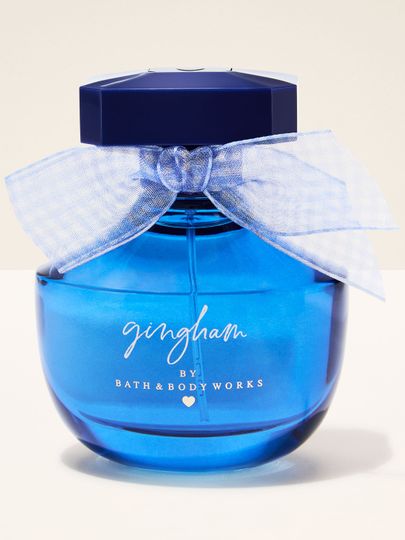 Parfém Bath & Body Works Gingham v modrém skleněném flakonu s dekorativní mašlí.