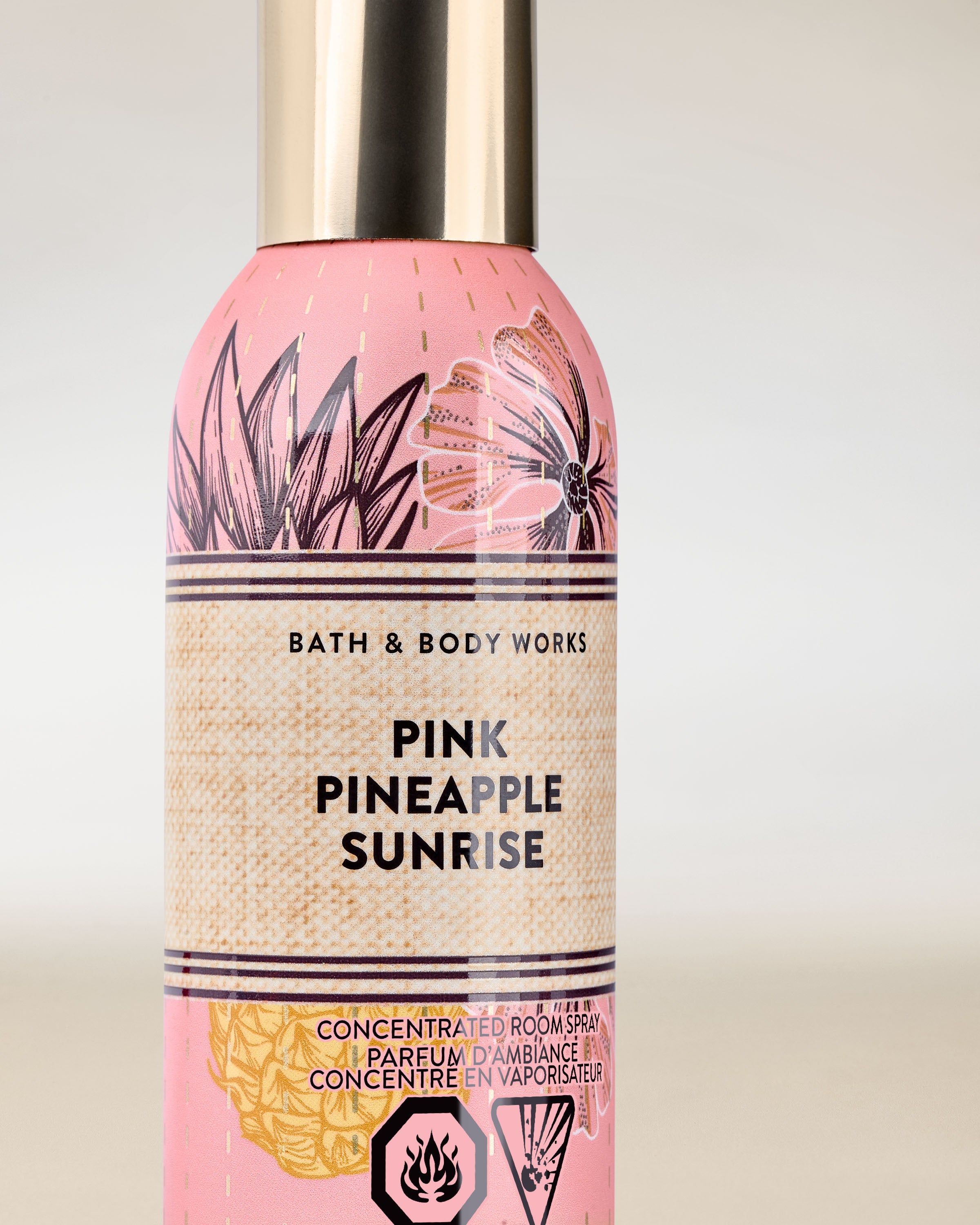 Pink Pineapple Sunrise – pokojový sprej v růžovém obalu s tropickým květinovým motivem a zlatým víčkem.
