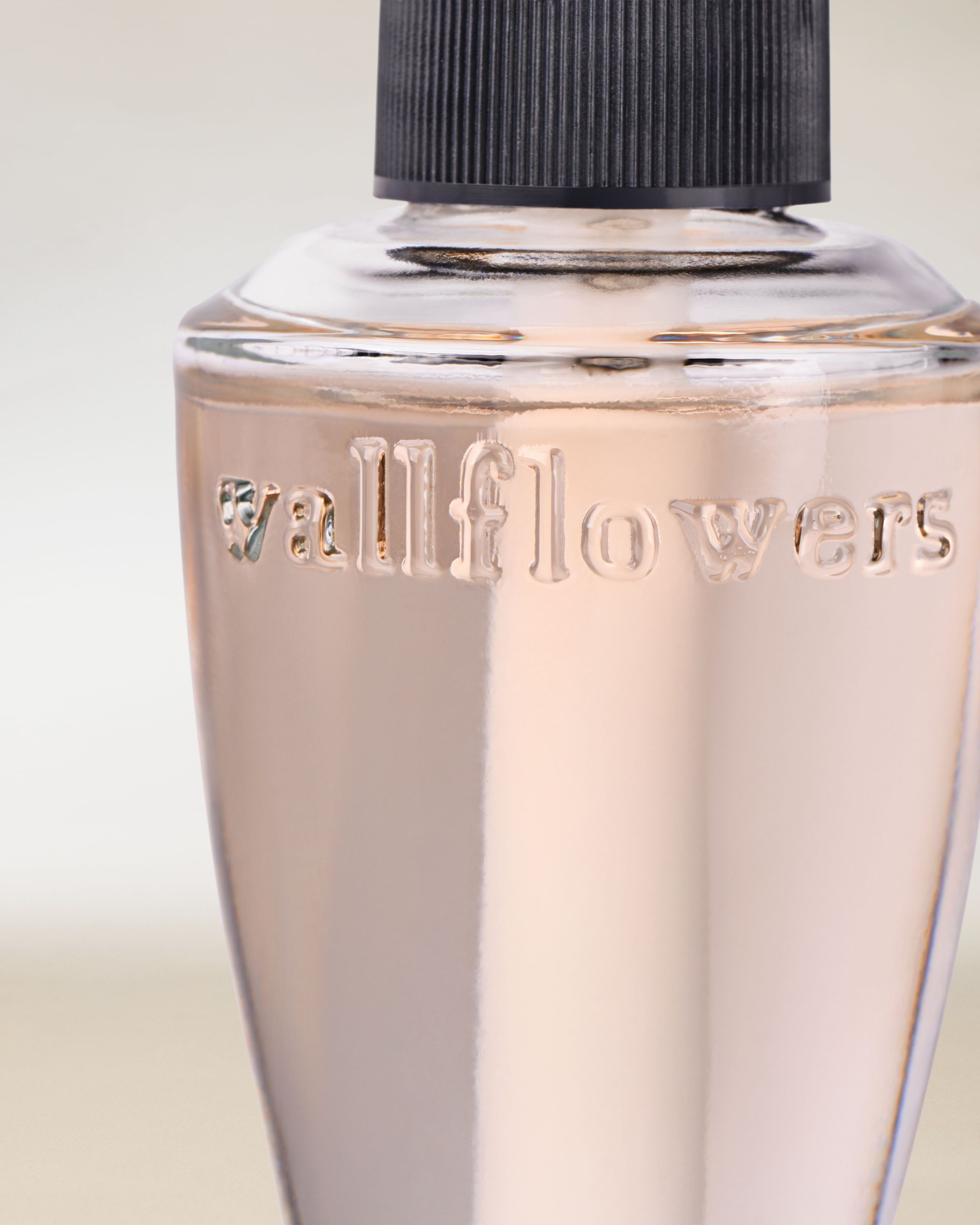 Bath & Body Works Wallflowers – světlá náplň s reliéfním logem v elegantním, minimalistickém záběru