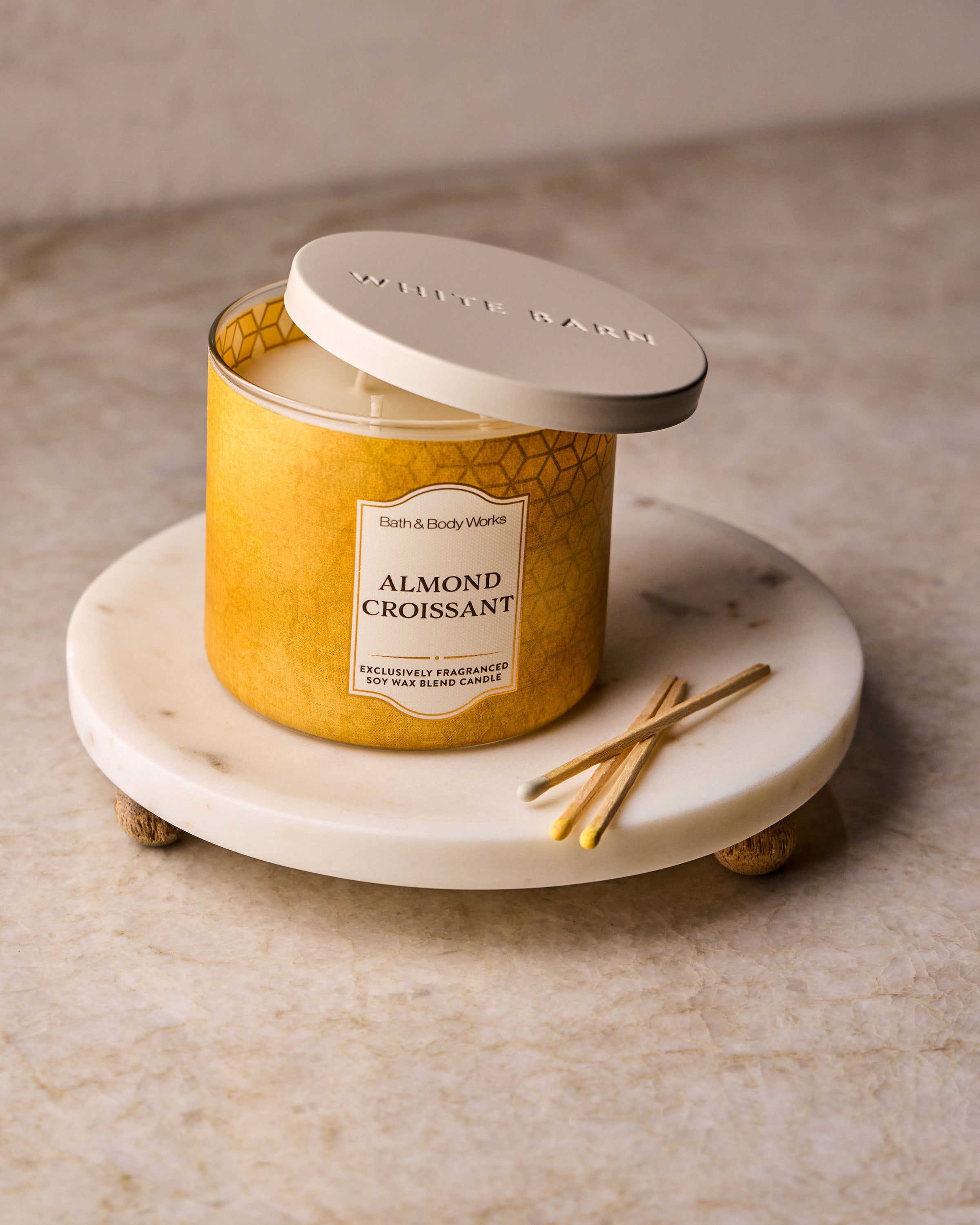 Vonná svíčka Bath & Body Works Almond Croissant ve skleněné nádobě s bílým víčkem