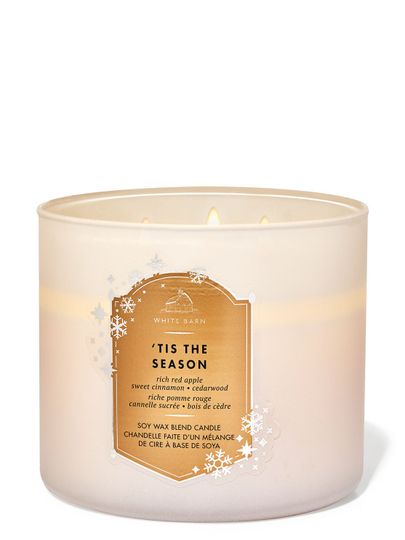 Świeca „'Tis The Season” w białym, matowym słoiku ze złotą etykietą i śnieżynkami, Bath & Body Works.