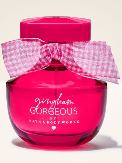 Flakon parfému Bath & Body Works Gingham Gorgeous v růžovém skle s dekorativní mašlí.