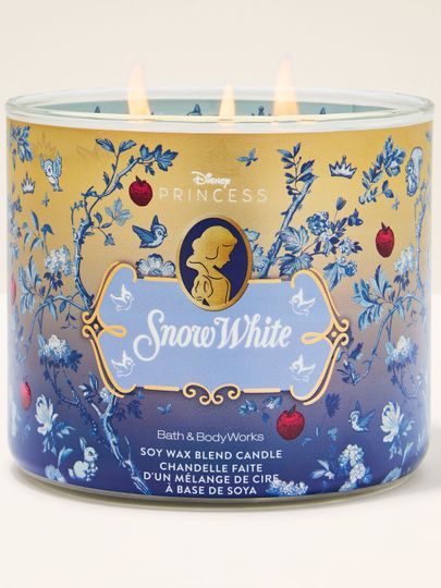 Tříknotová svíčka Snow White ve zlatomodrém designu s jablky, ptáčky a královskými detaily.