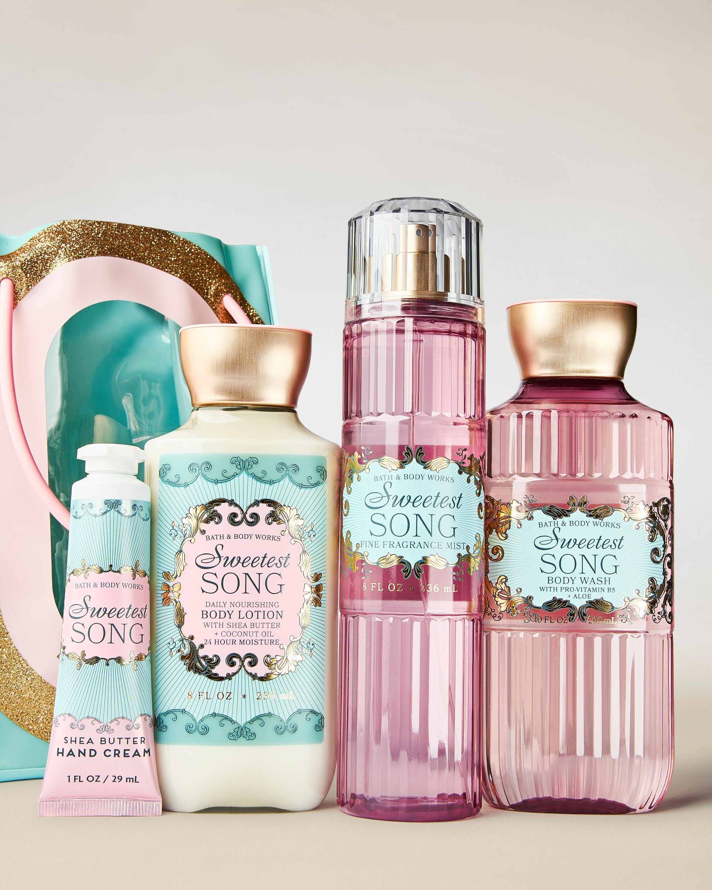 Dárková sada Bath & Body Works Sweetest Song s mlhou, sprchovým gelem, tělovým mlékem a krémem na ruce v ozdobné tašce.
