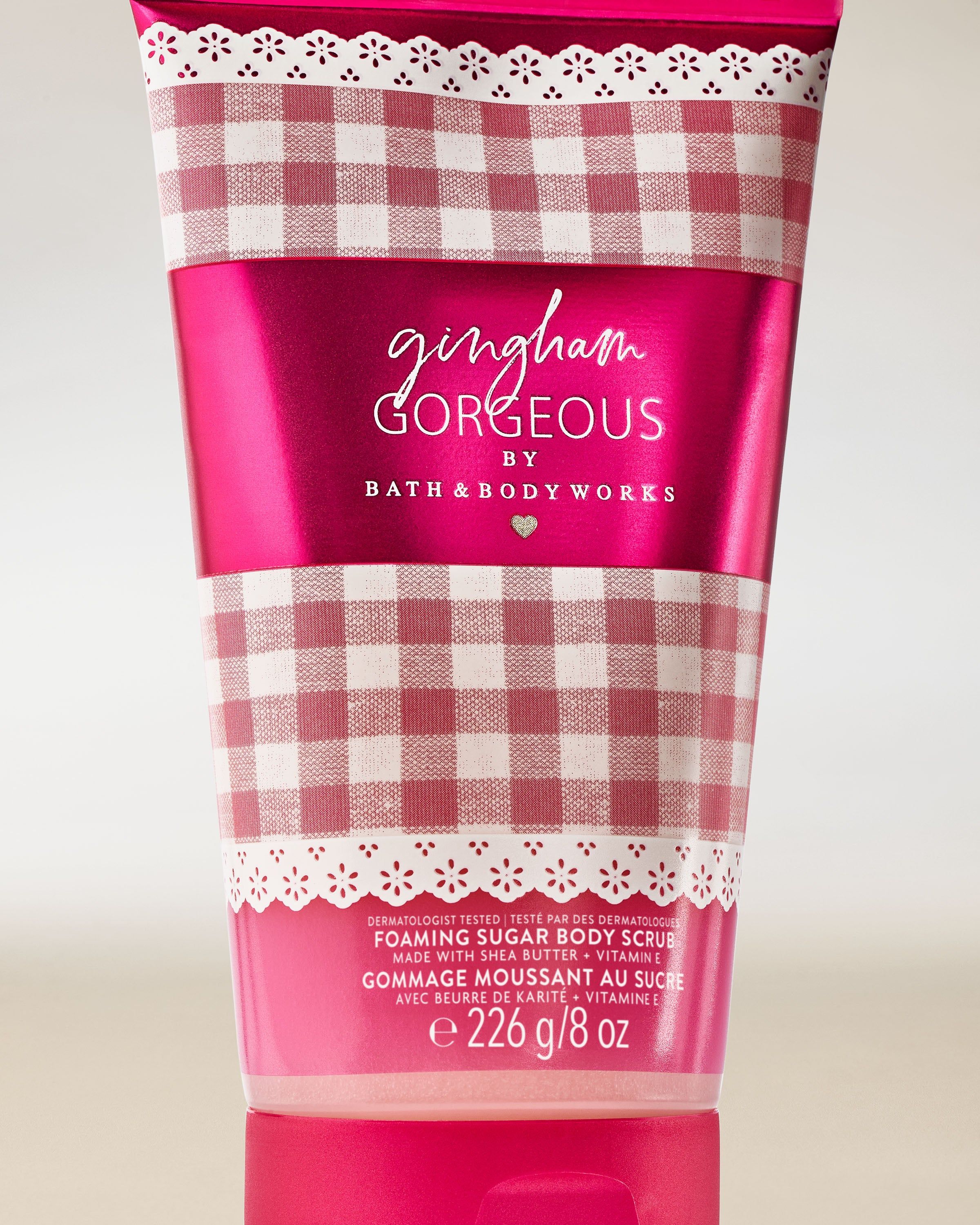 Cukrový tělový peeling Bath & Body Works Gingham Gorgeous v růžové tubě s gingham vzorem.