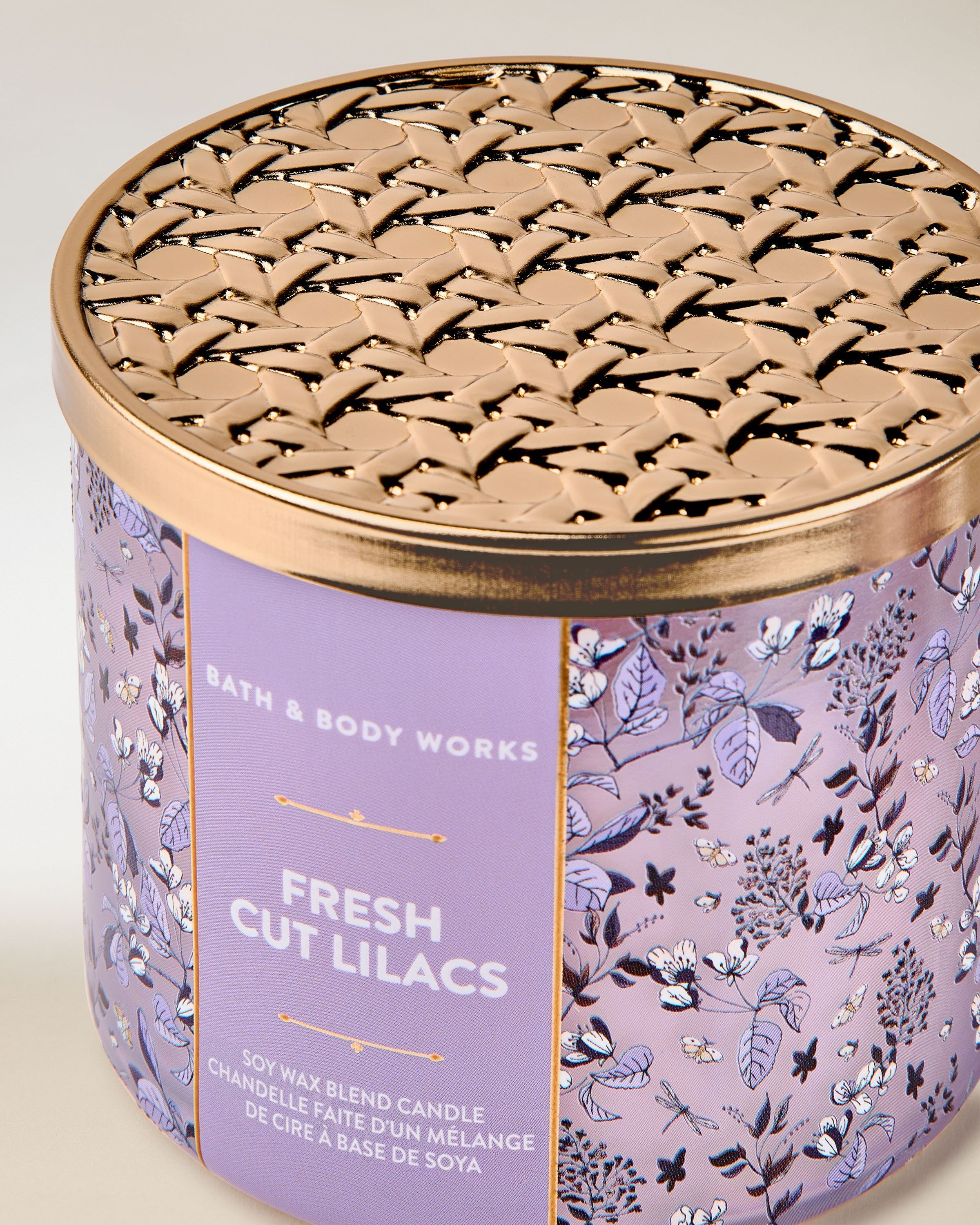 Bath & Body Works Fresh Cut Lilacs – fialová svíčka se sojovou směsí a zlatým dekoračním víkem.