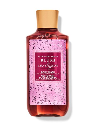 Růžový sprchový gel "Blush Cardigan" se stříbrnými třpytkami na etiketě. Bath & Body Works.