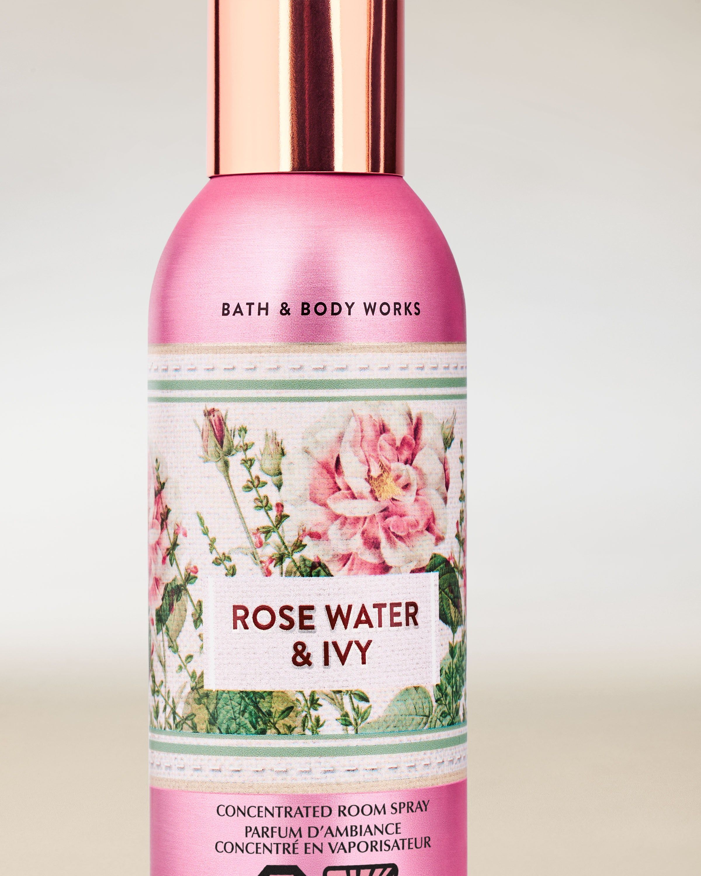 Bath & Body Works Rose Water & Ivy – koncentrovaný pokojový sprej v růžovém flakonu s květinovým a rostlinným motivem.
