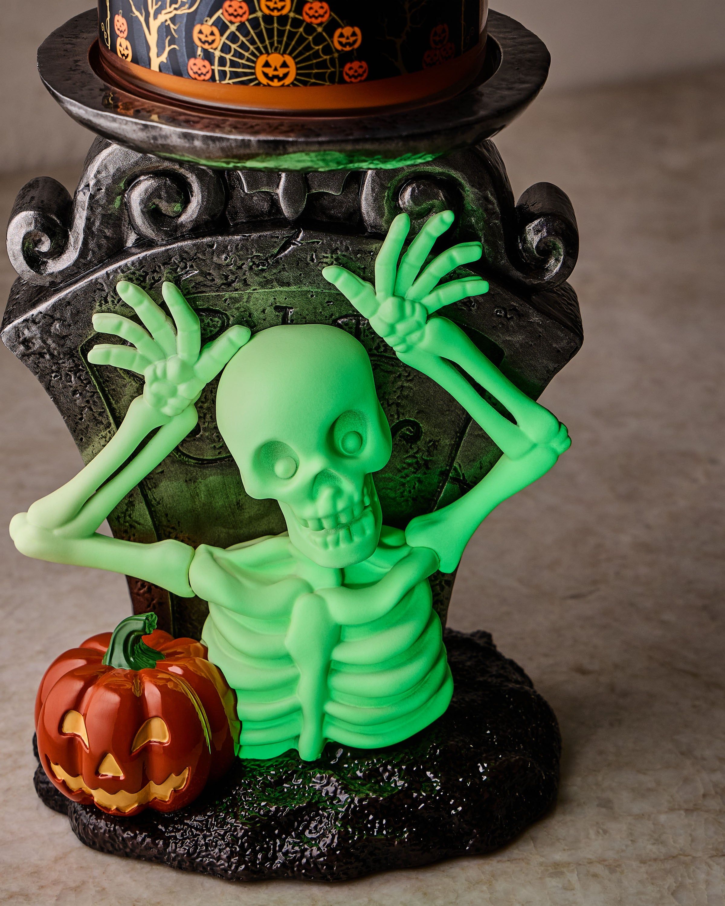Podstavec na tříknotovou svíčku s kostrou, náhrobkem a halloweenskou dýní