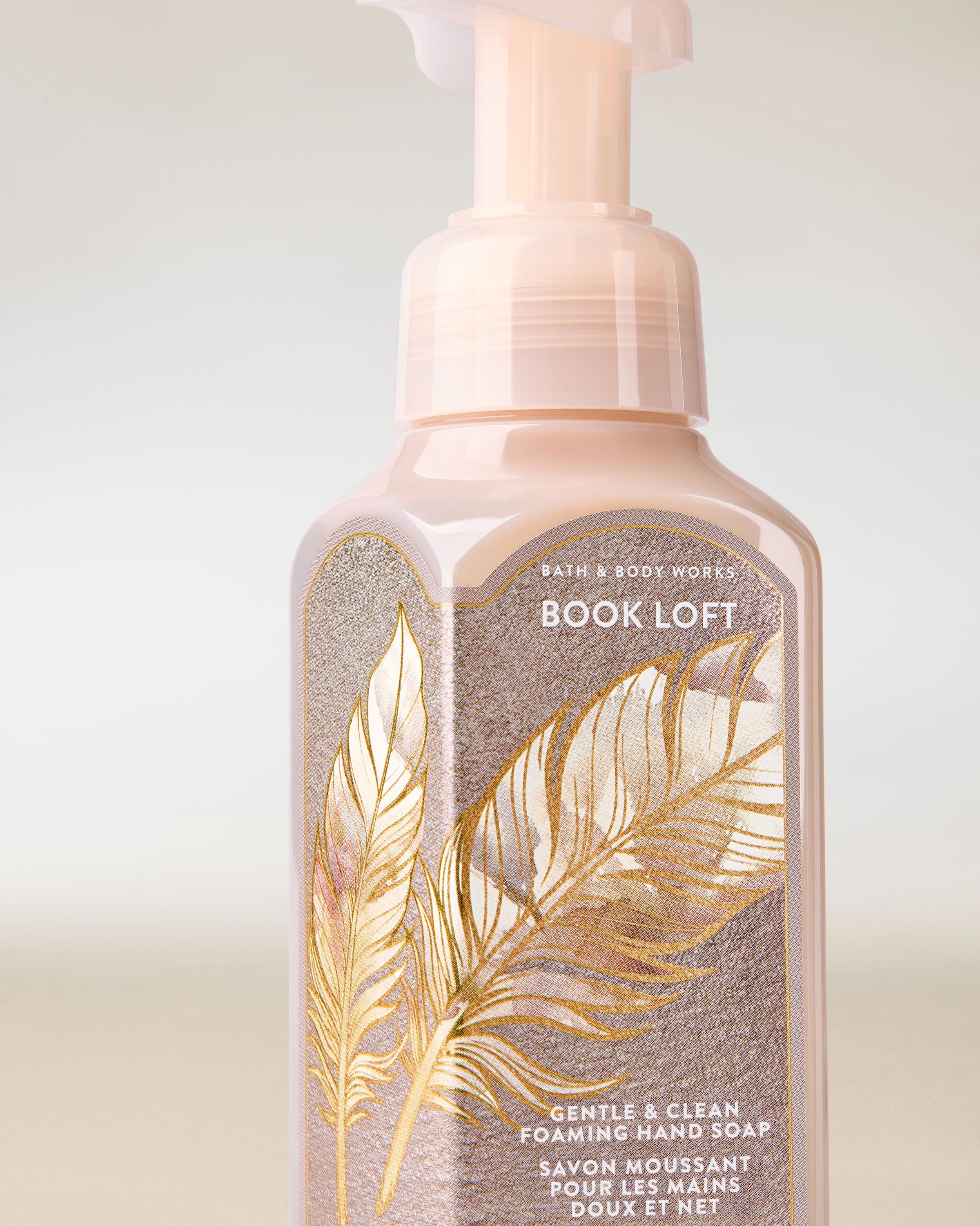 Bath & Body Works Book Loft – pěnové mýdlo v béžové lahvi se zlatými pery.