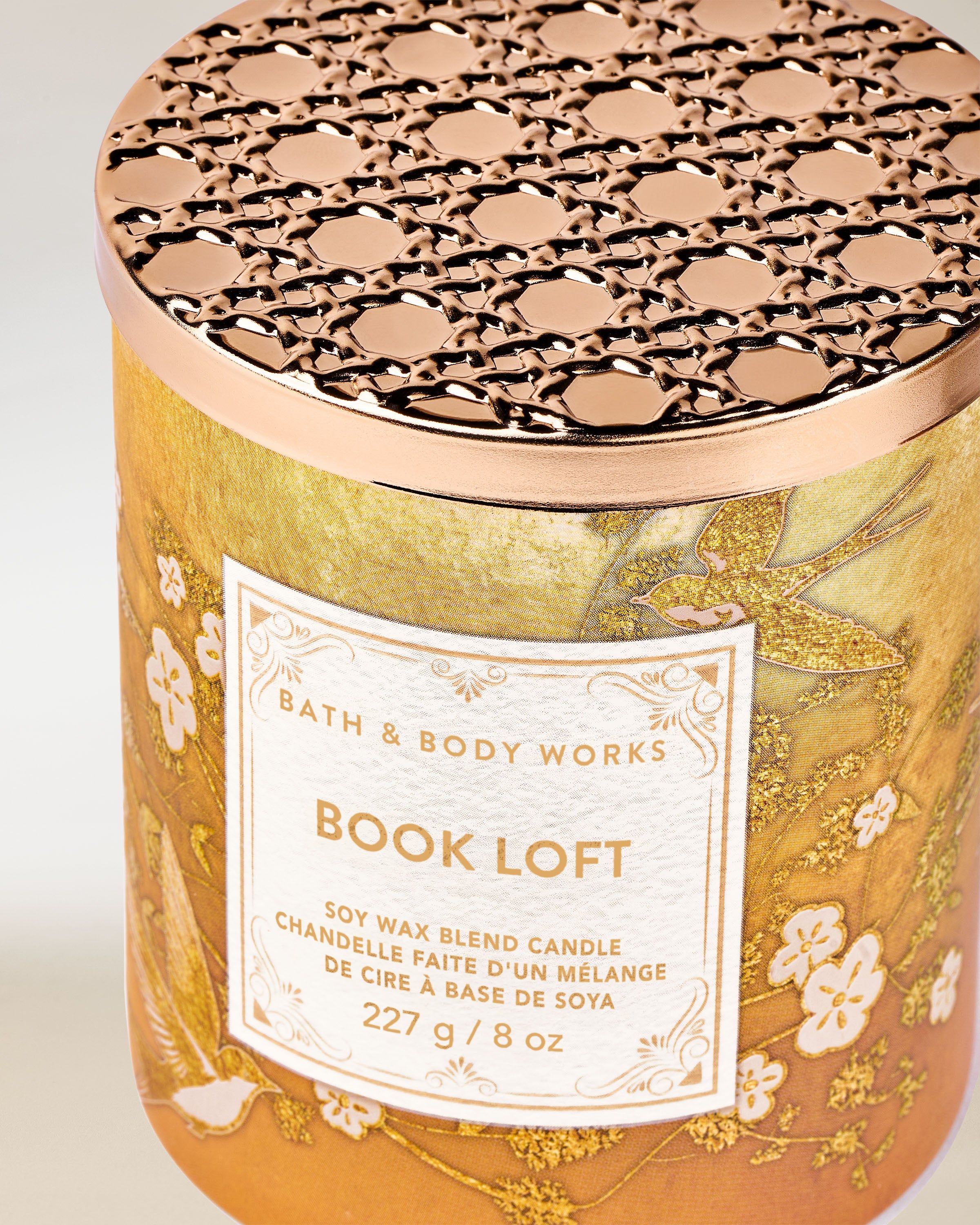 Bath & Body Works Book Loft – svíčka ve zlatém reliéfním obalu s kovovým víčkem, z kolekce Book Loft.