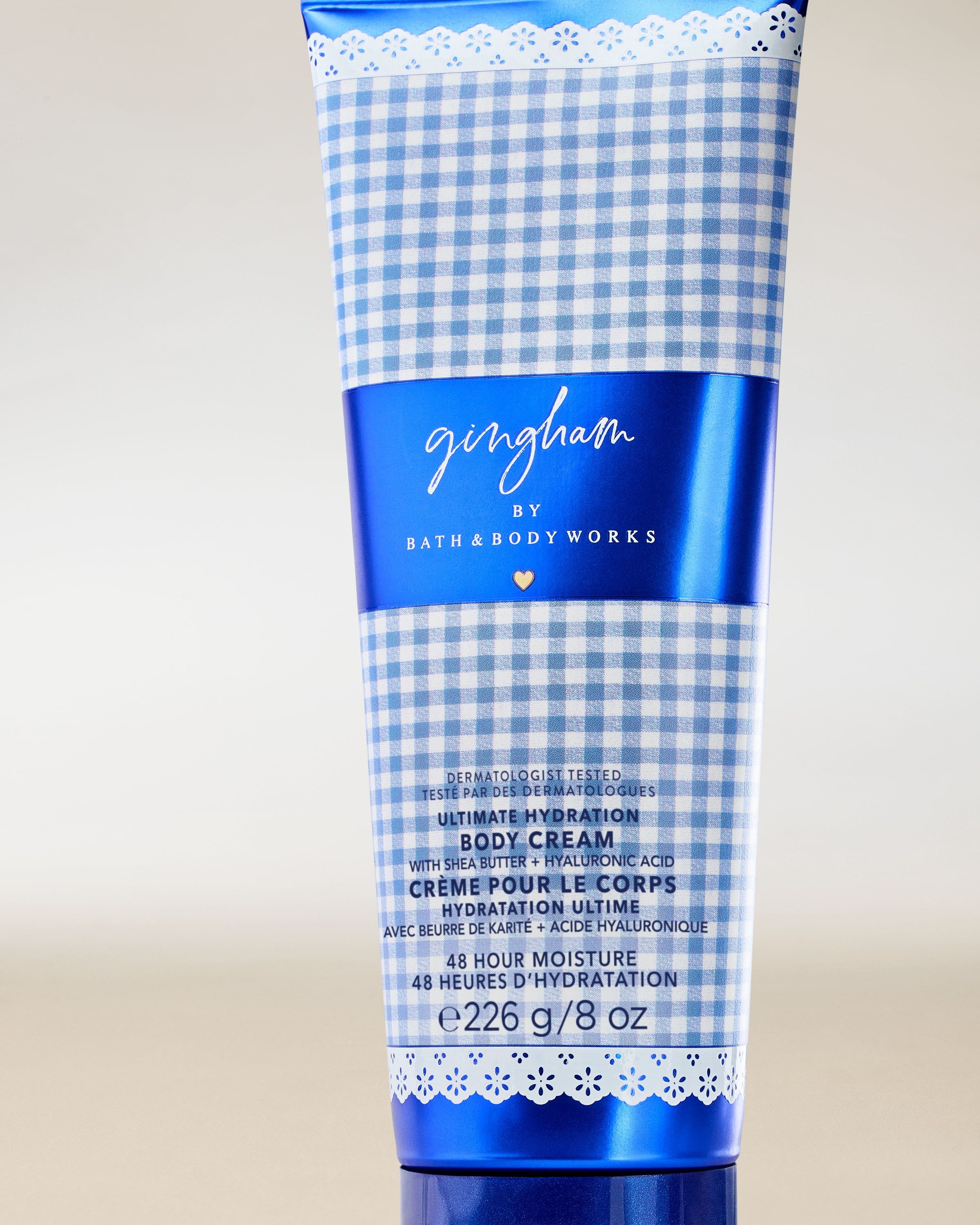Tělový krém Bath & Body Works Gingham 226 g v modré tubě s klasickým gingham vzorem.
