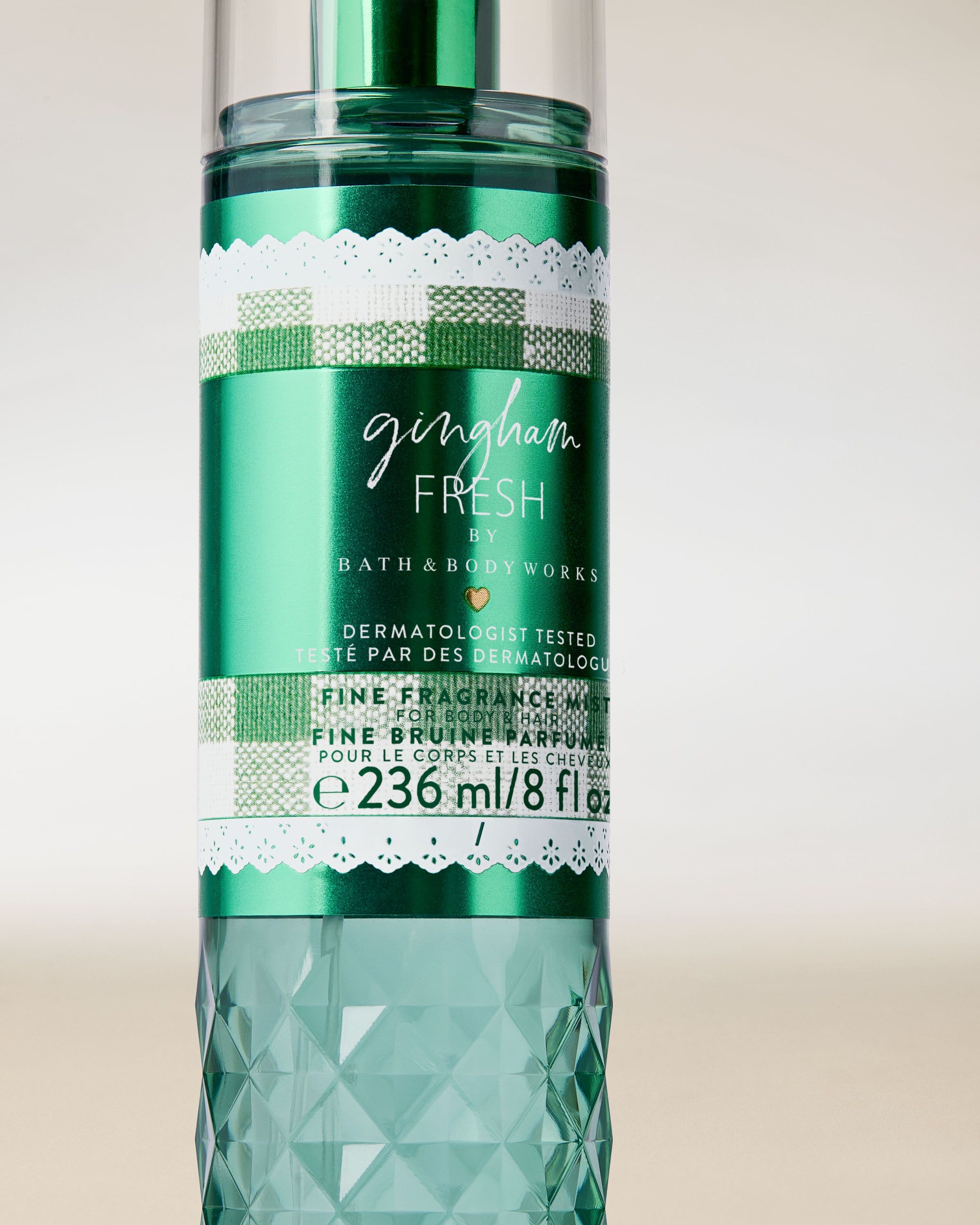 Vonná mlha Bath & Body Works Gingham Fresh 236 ml v zeleném flakonu s rozprašovačem.