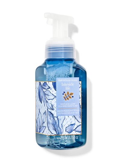 Pěnivé mýdlo na ruce "Lakeside Life" v modré lahvi s motivem listů. Bath & Body Works.