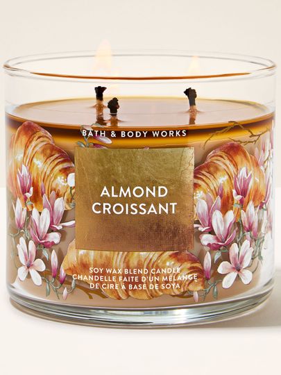 Bath & Body Works Almond Croissant – svíčka s motivem croissantů a květů v elegantním skle