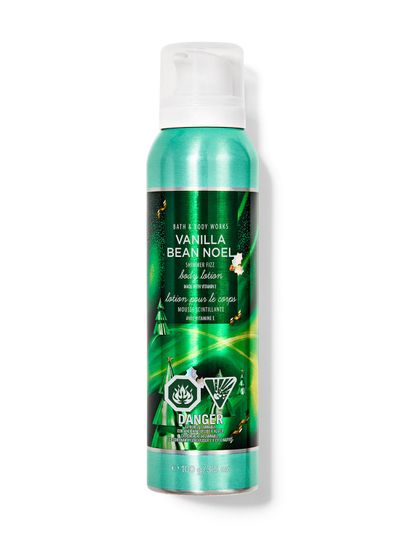 Rozświetlający mus do ciała w piance, zielona butelka z choinkami i płatkami śniegu. Bath & Body Works.