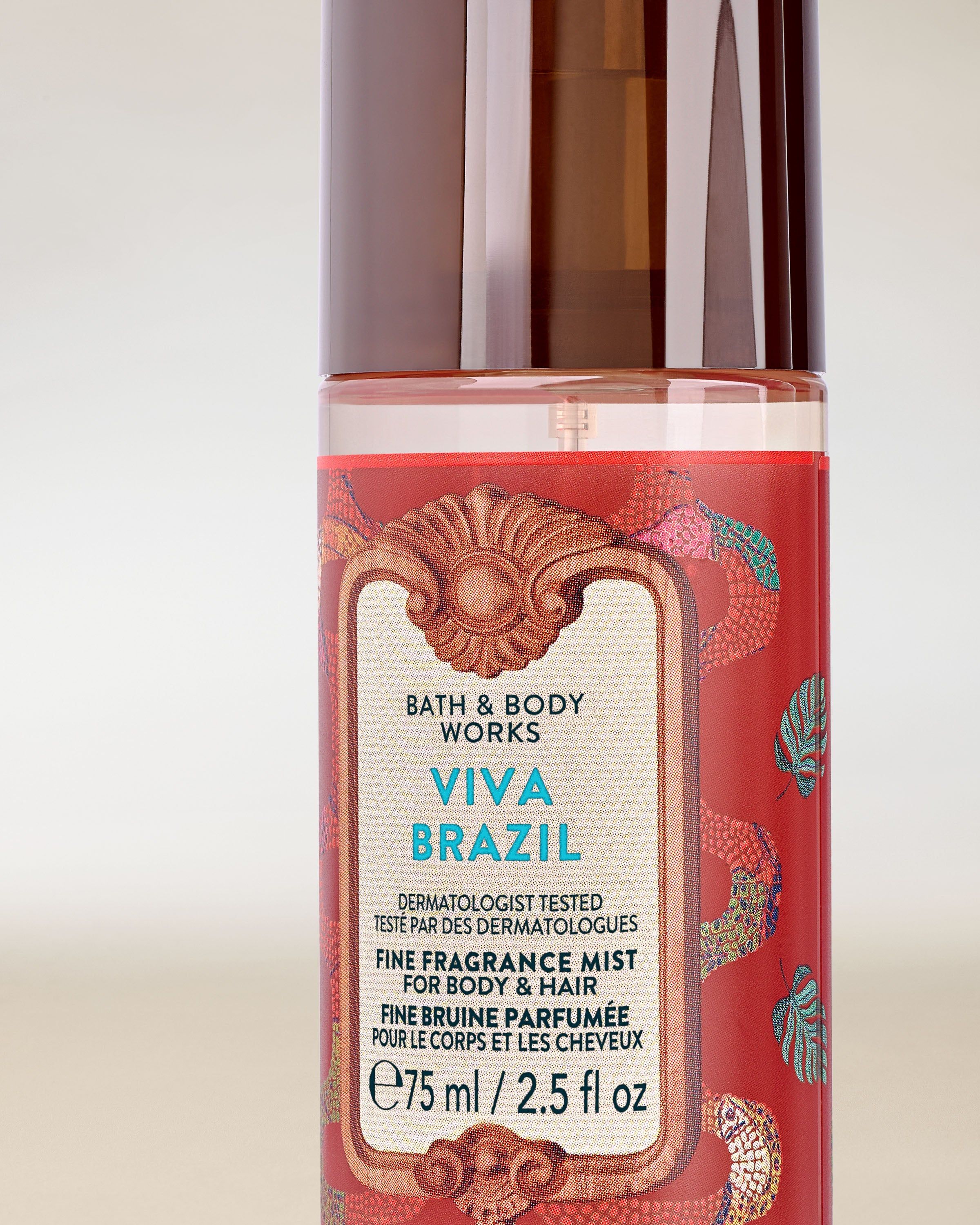 Mini vonná mlha Viva Brazil od Bath & Body Works v červené lahvičce s rozprašovačem a dekorativní grafikou.