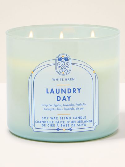 Hořící svíčka Laundry Day White Barn ve světle modré skleněné nádobě s modrým rámečkem etikety