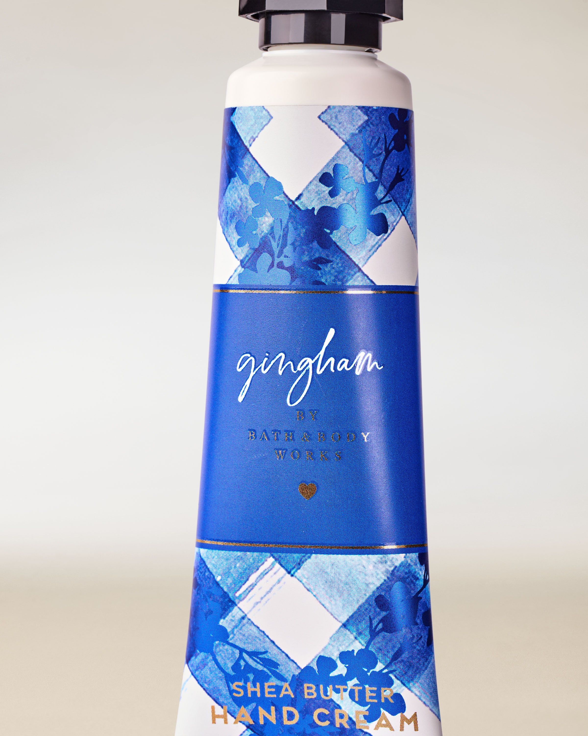 Krém na ruce Bath & Body Works Gingham v modré tubě 29 ml s klasickým vzorem.