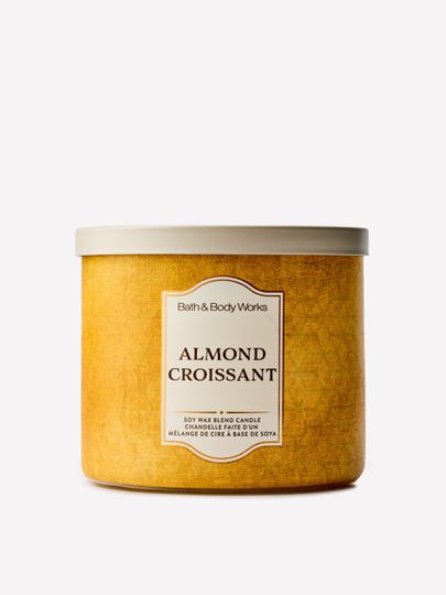 Vonná svíčka Bath & Body Works Almond Croissant ve skleněné nádobě s bílým víčkem