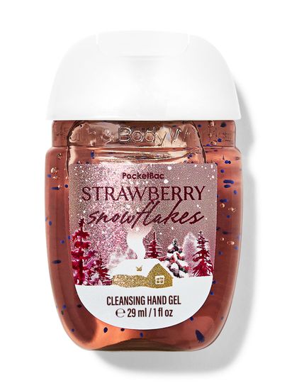 Oczyszczający żelik do rąk „Strawberry Snowflakes” w różowym opakowaniu z błyszczącym zimowym krajobrazem. Bath & Body Works.