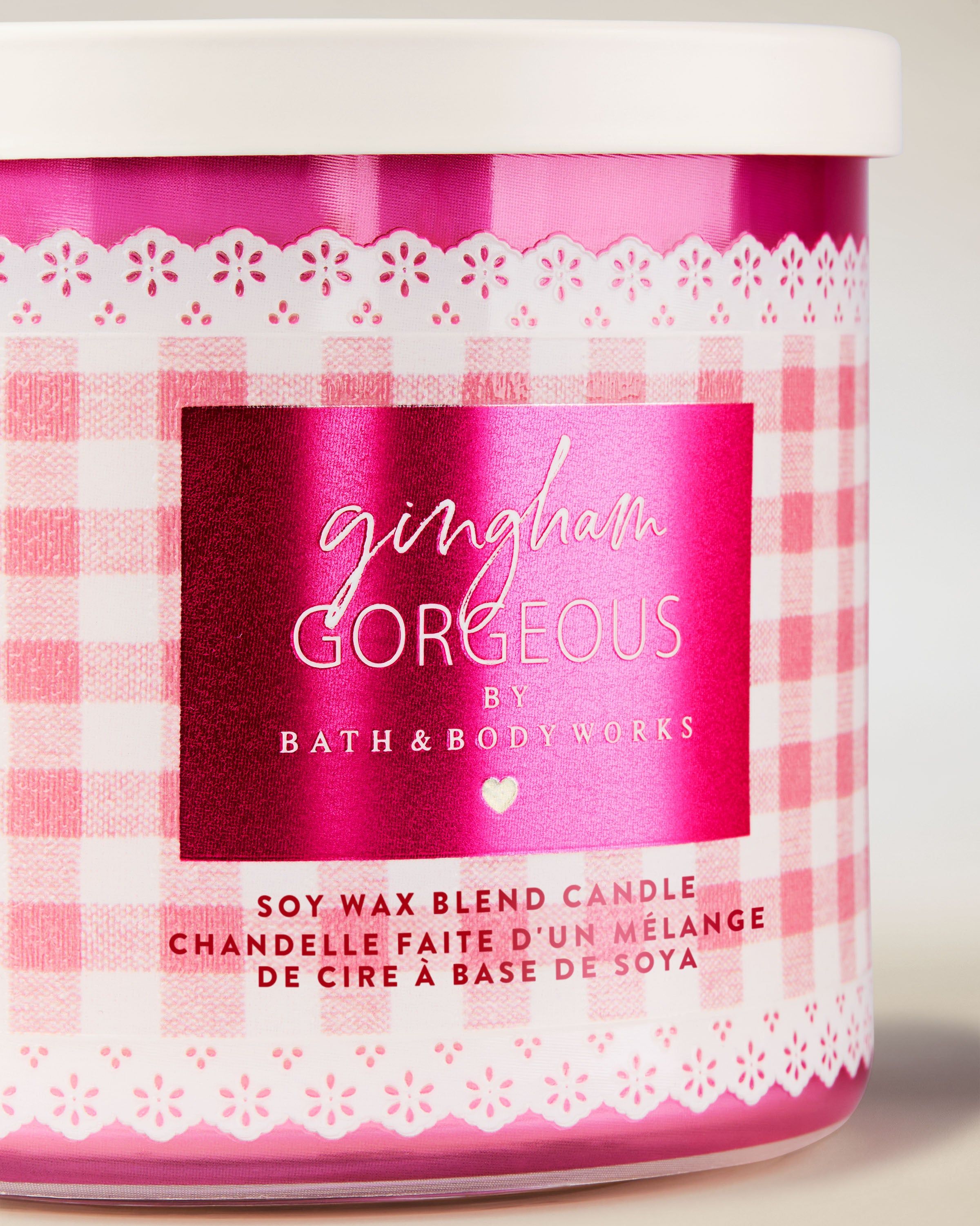 Tříknotová vonná svíčka Bath & Body Works Gingham Gorgeous ve skleněné dóze s růžovým gingham vzorem.