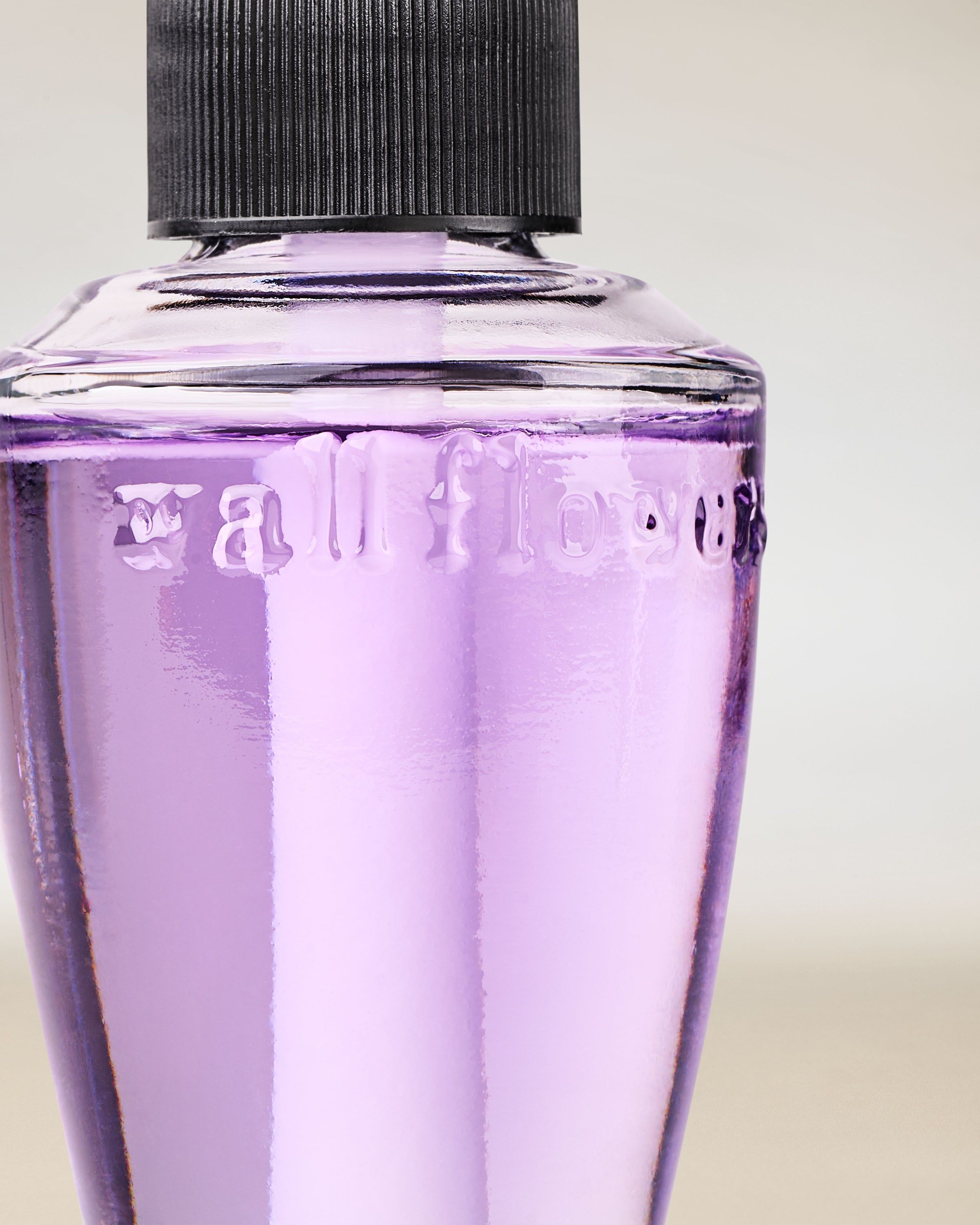 Bath & Body Works Wallflowers – fialová náplň s reliéfním logem v elegantním, minimalistickém záběru