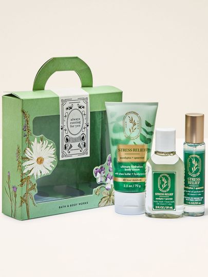 Dárková sada Bath & Body Works Aromatherapy Stress Relief s produkty Eucalyptus + Spearmint v zeleném balení.