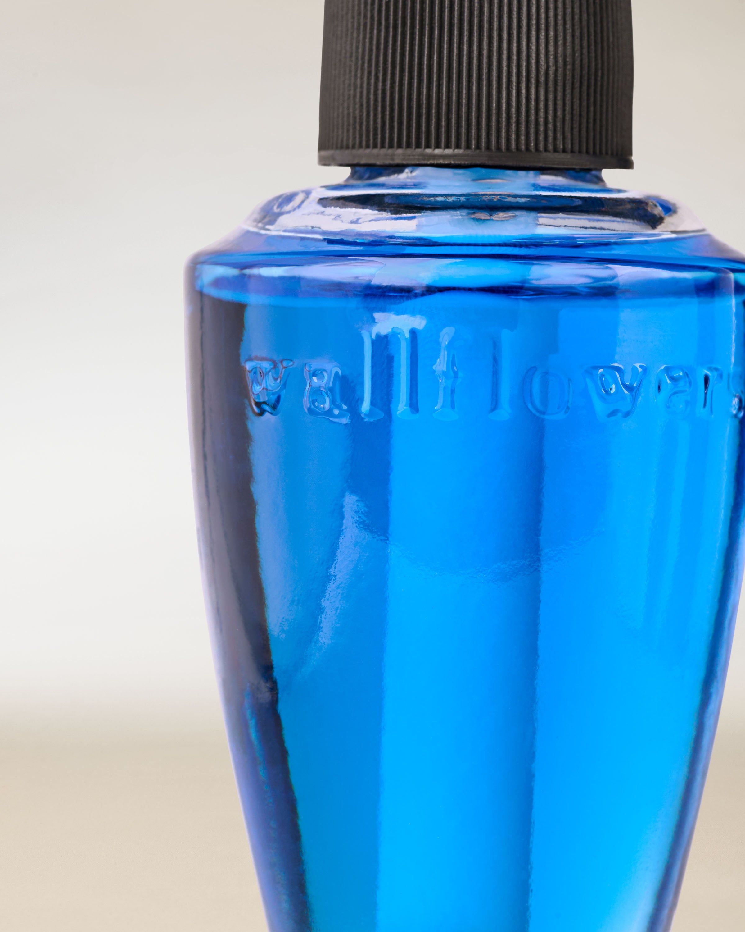 Modrá náplň Wallflowers s reliéfním logem — elegantní a svěží prvek do interiéru.