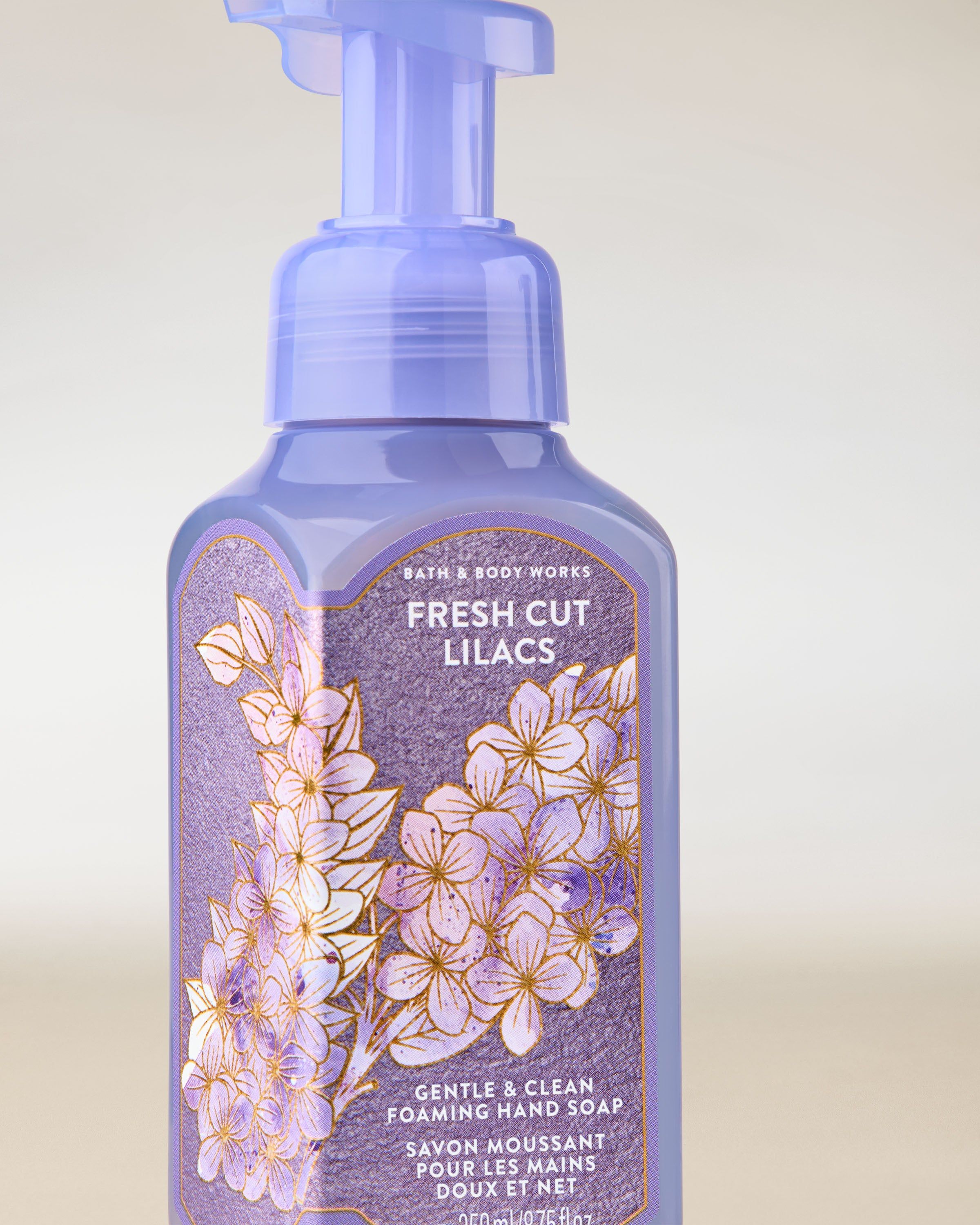 Pěna na ruce Bath & Body Works „Fresh Cut Lilacs” — fialová láhev s šeříkem a zlatými detaily.