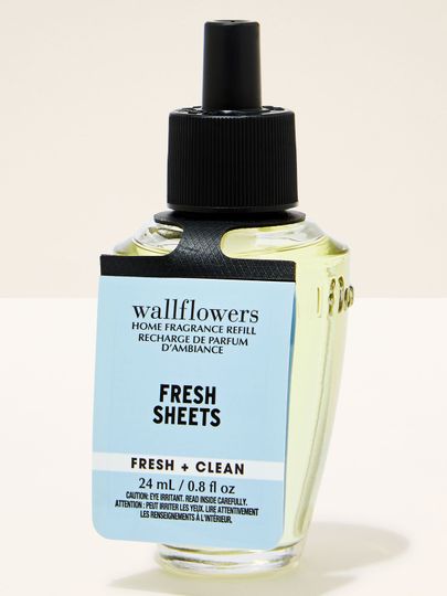 Modrá náplň Fresh Sheets Bath & Body Works do voňavé zásuvkové wtyčky Wallflowers v lahvičce s černým uzávěrem