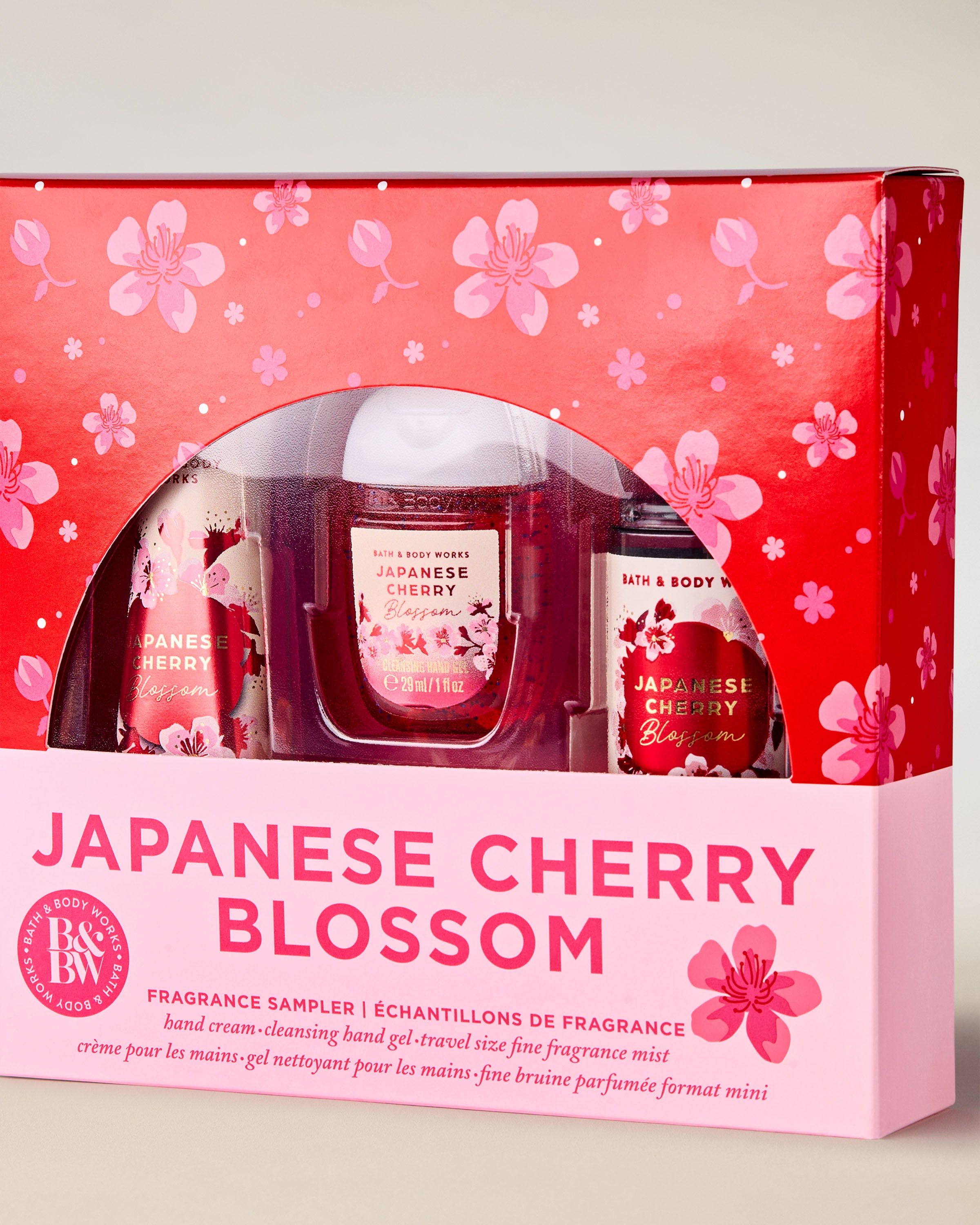 Set Japanese Cherry Blossom od Bath & Body Works v růžovo‑červeném balení s květinovým motivem.